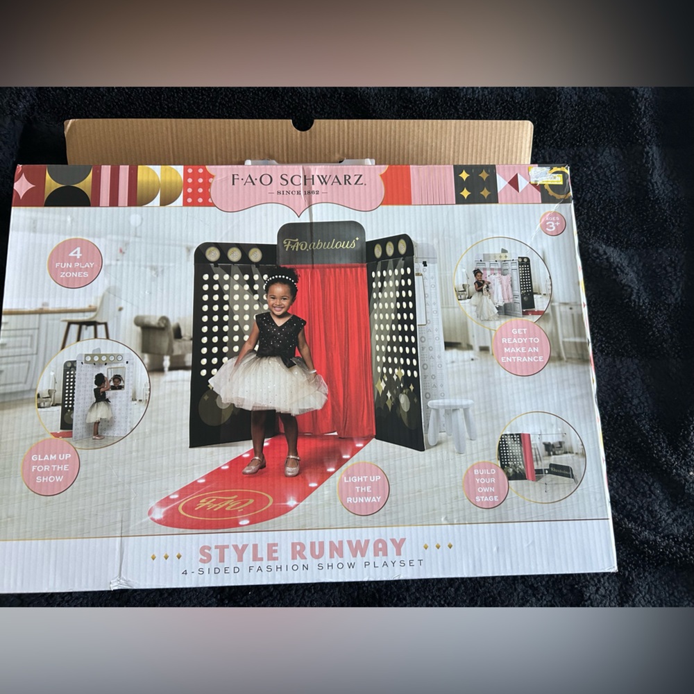 FAO SCHWARZ Style Runway 4- Sided Fashion Runway Show Play set NEW